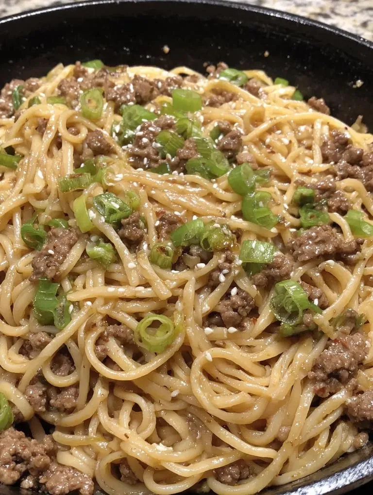 Eine Schüssel mit Pasta und Rindfleisch.