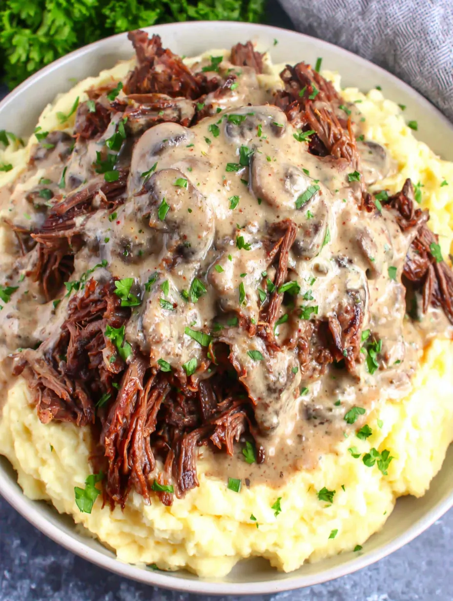 Ein Sch&#252;ssel mit R&#252;hrei und Fleisch, garniert mit gr&#252;nen Zwiebeln.