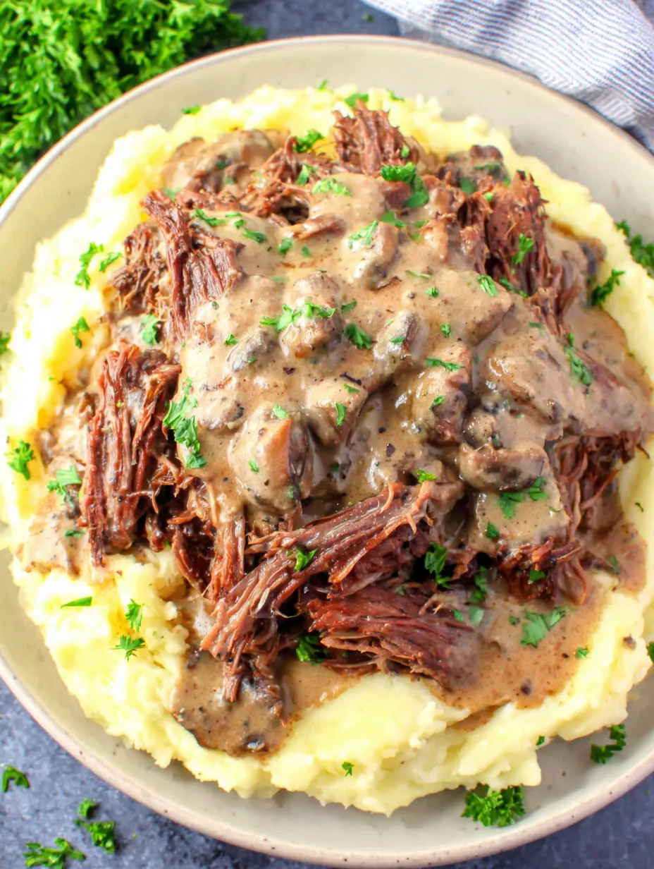 Ein Sch&#252;ssel mit gegrilltem Fleisch und Kartoffeln.