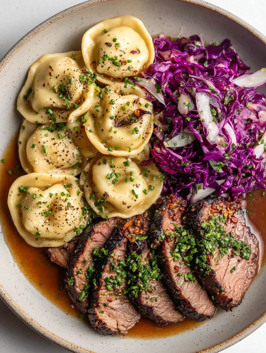 Ein Plate mit gegrilltem Steak, Kartoffeln, Käse und Kohlrabi.