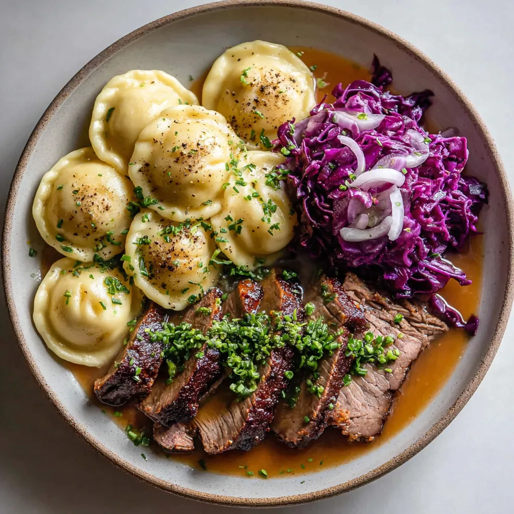 Ein Plate mit Rindfleisch, Kartoffeln, Sauerkraut und Pasta.
