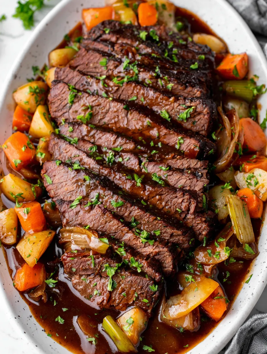 Ein Steak mit grünen Zwiebeln und einer Sauce auf einem Teller.