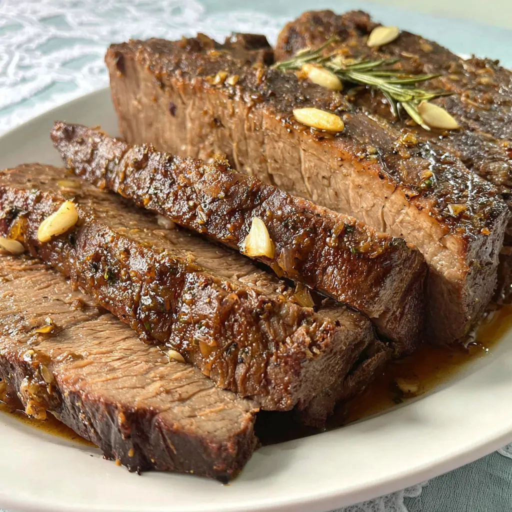 Eine Platte mit Steak, die mit Zwiebeln und Mandeln garniert ist.