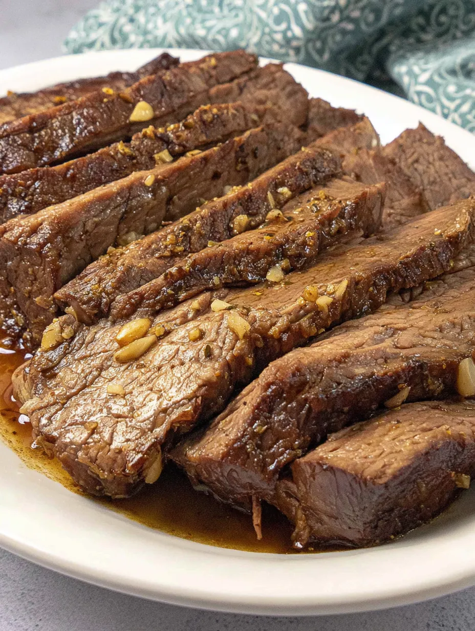 Eine Platte mit Steak, die in Stücke geschnitten wurde, auf einer Tischplatte.