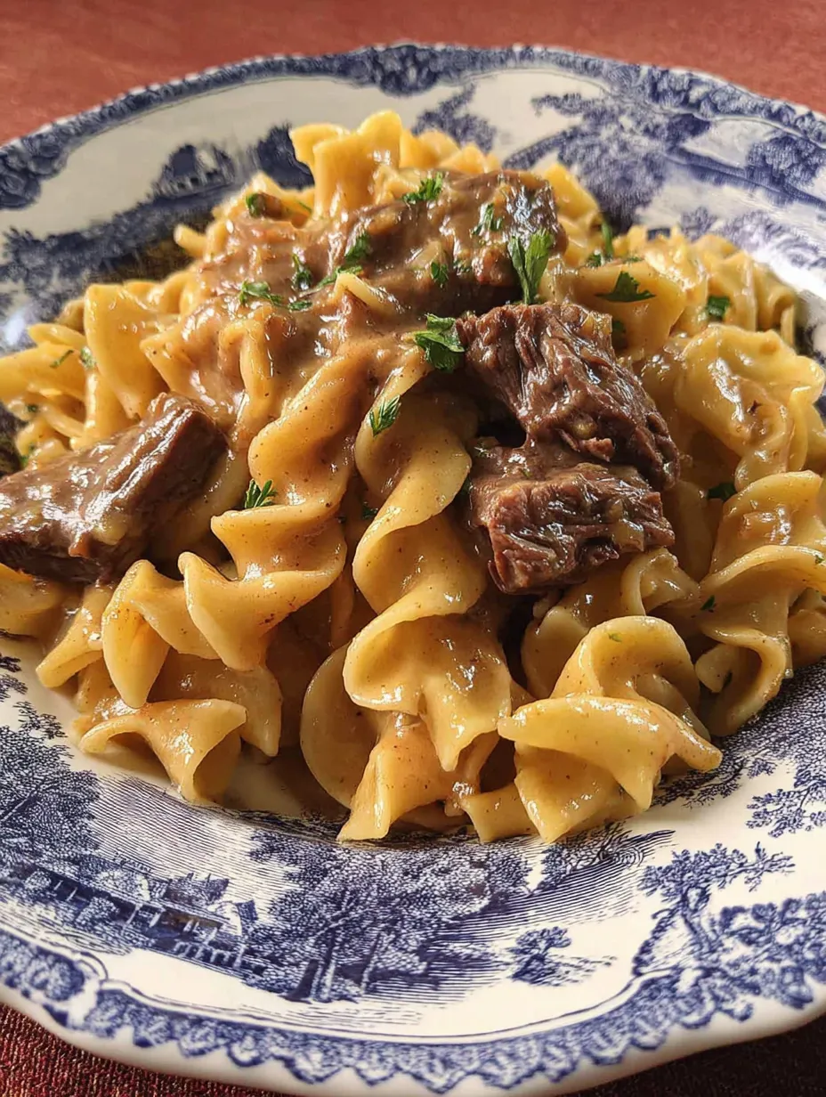 Ein Plate mit Pasta und Fleisch.