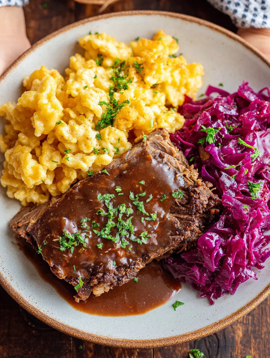 Ein Plate mit gegrilltem Steak, Kartoffeln, Sauerkraut und Eiern.