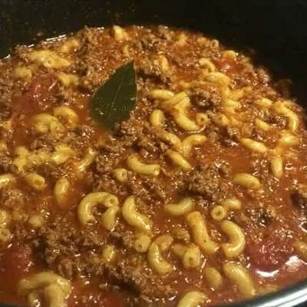 Eine Schüssel mit einer Mischung aus Macaroni und Rindfleisch.