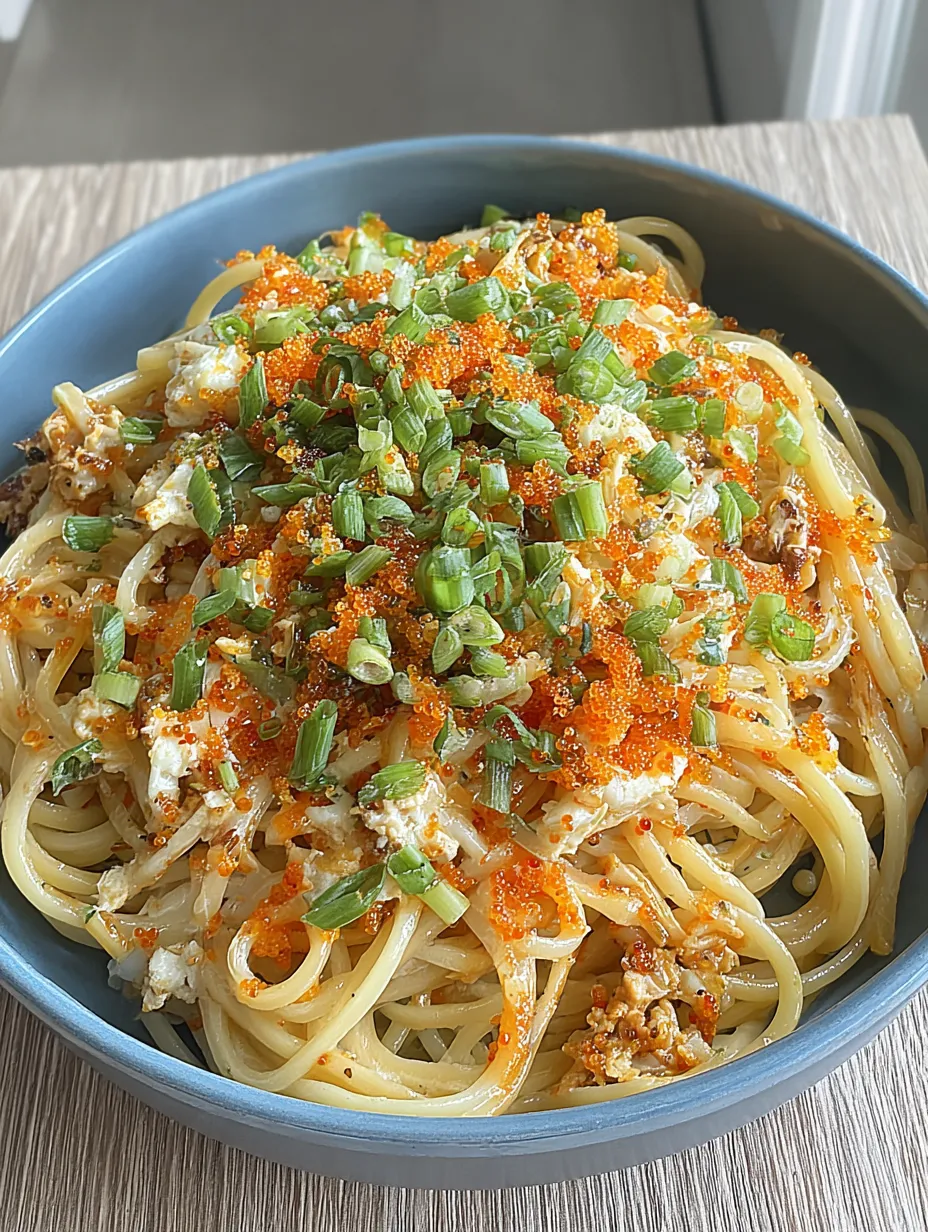 Ein BOWL mit Pasta und Zwiebeln.
