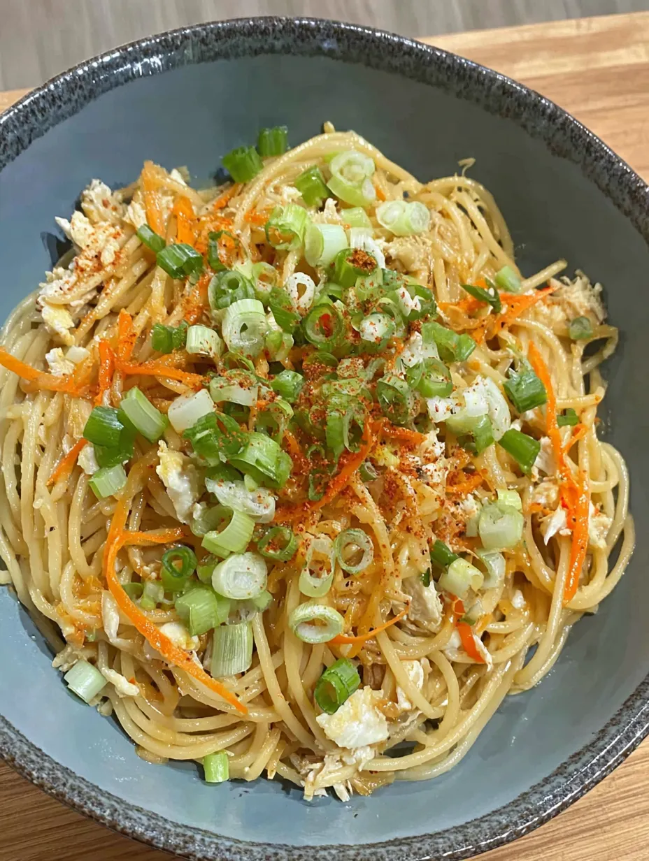 Ein Schälchen mit Spaghetti und Zwiebeln.