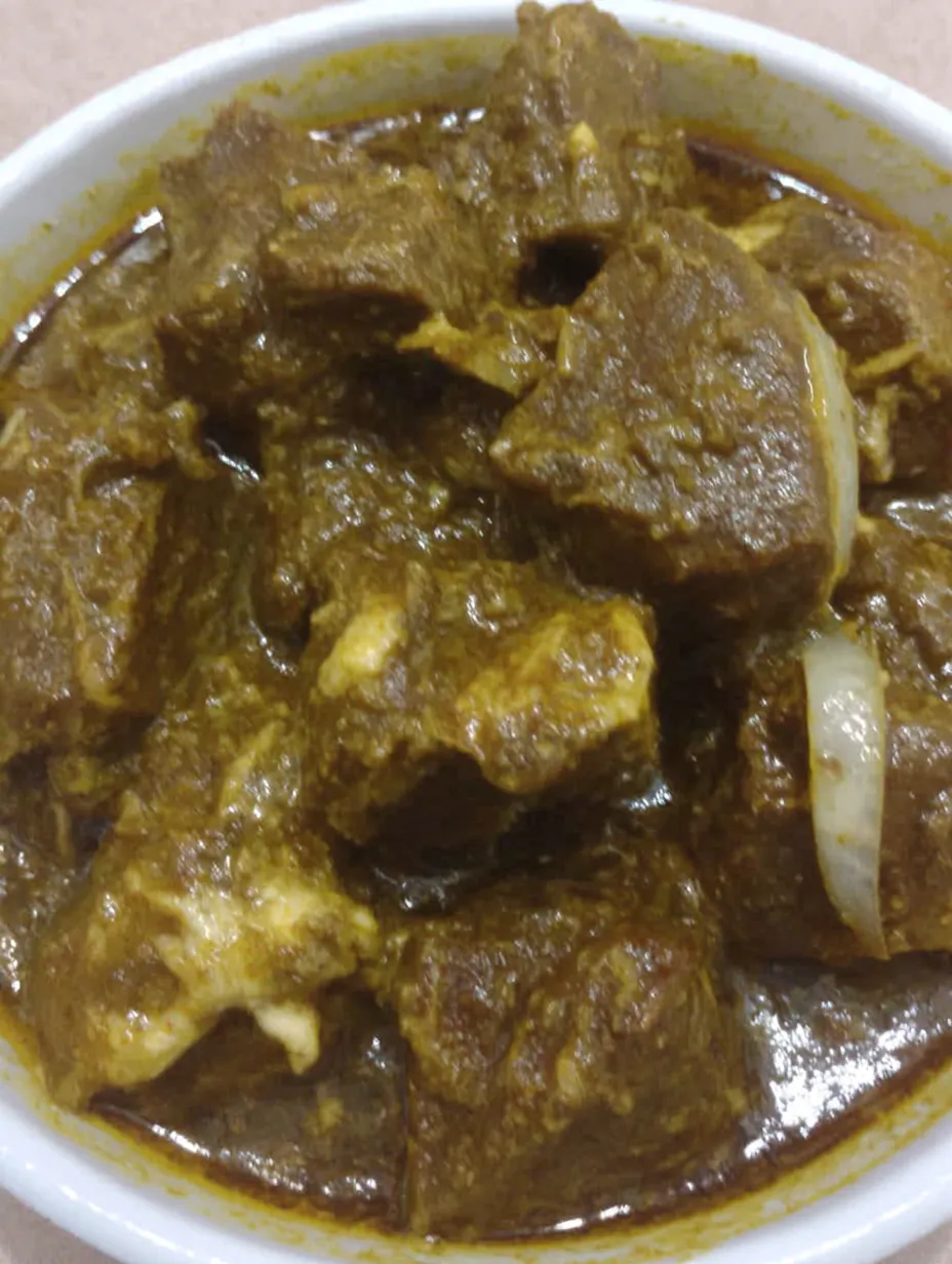 Eine Sch&uuml;ssel mit einer Mischung aus Fleisch und Sauce.