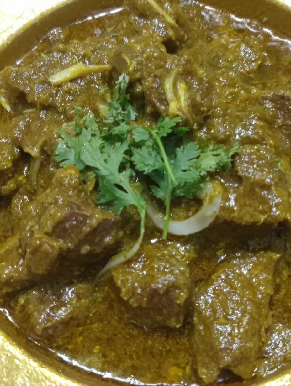 Eine Sch&uuml;ssel mit einer Mischung aus Fleisch und Gem&uuml;se, darunter Zwiebeln und Paprika.