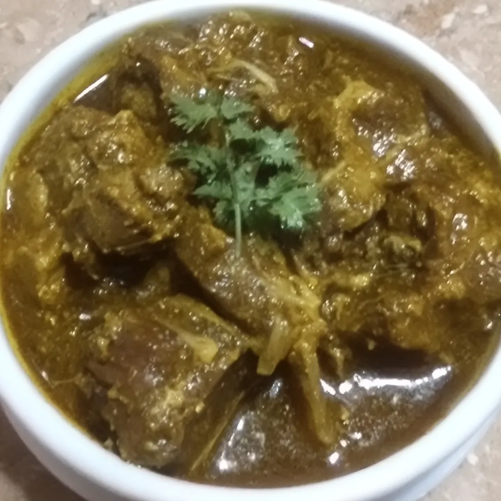 Ein weißer Teller mit einer Mischung aus Fleisch und Gemüse.