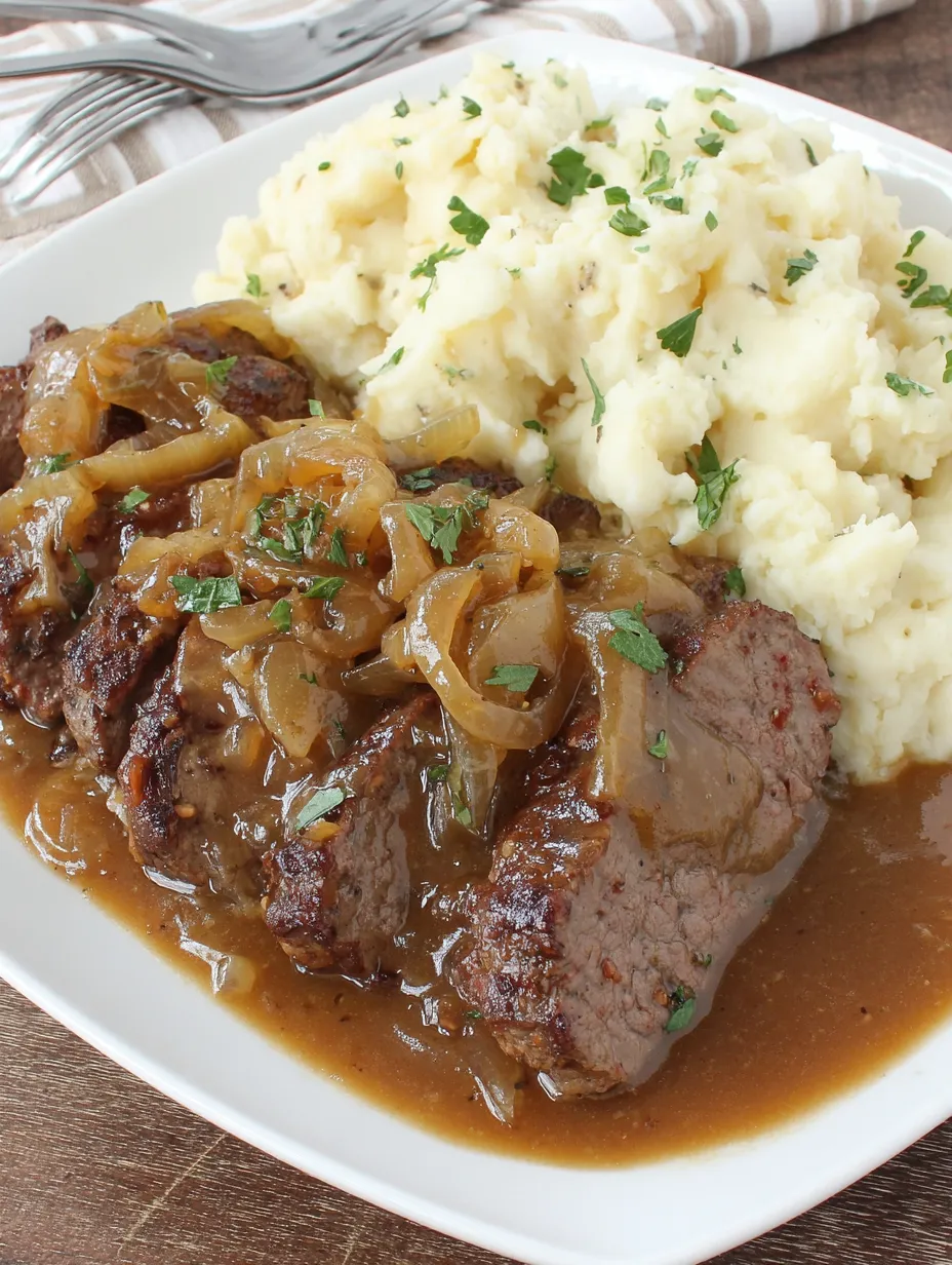 Ein Plate mit Steak und Kartoffeln.