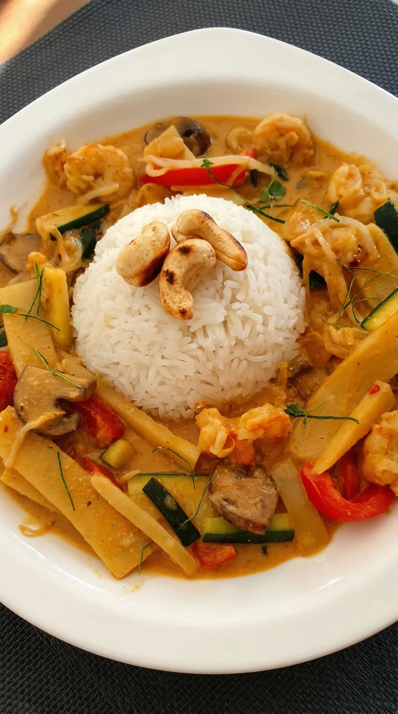 Ein Thai Curry mit Kokos-Hühnchen und Erdnuss.
