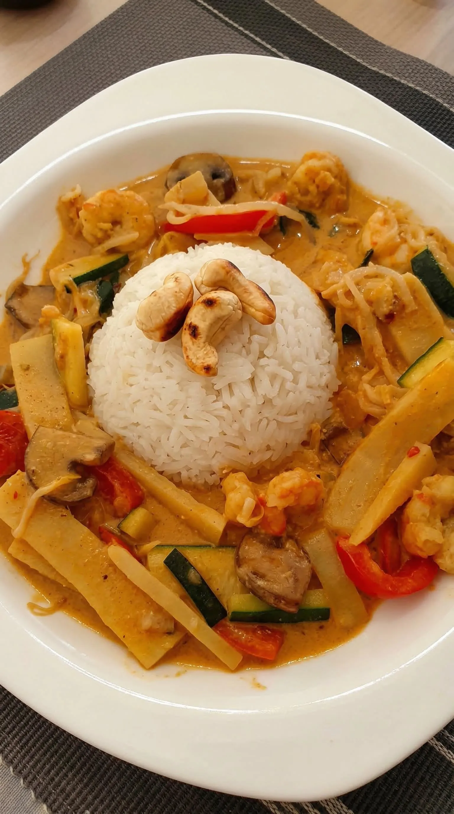 Ein Thai Curry mit Kokos, Hühnchen und Erdnuss.