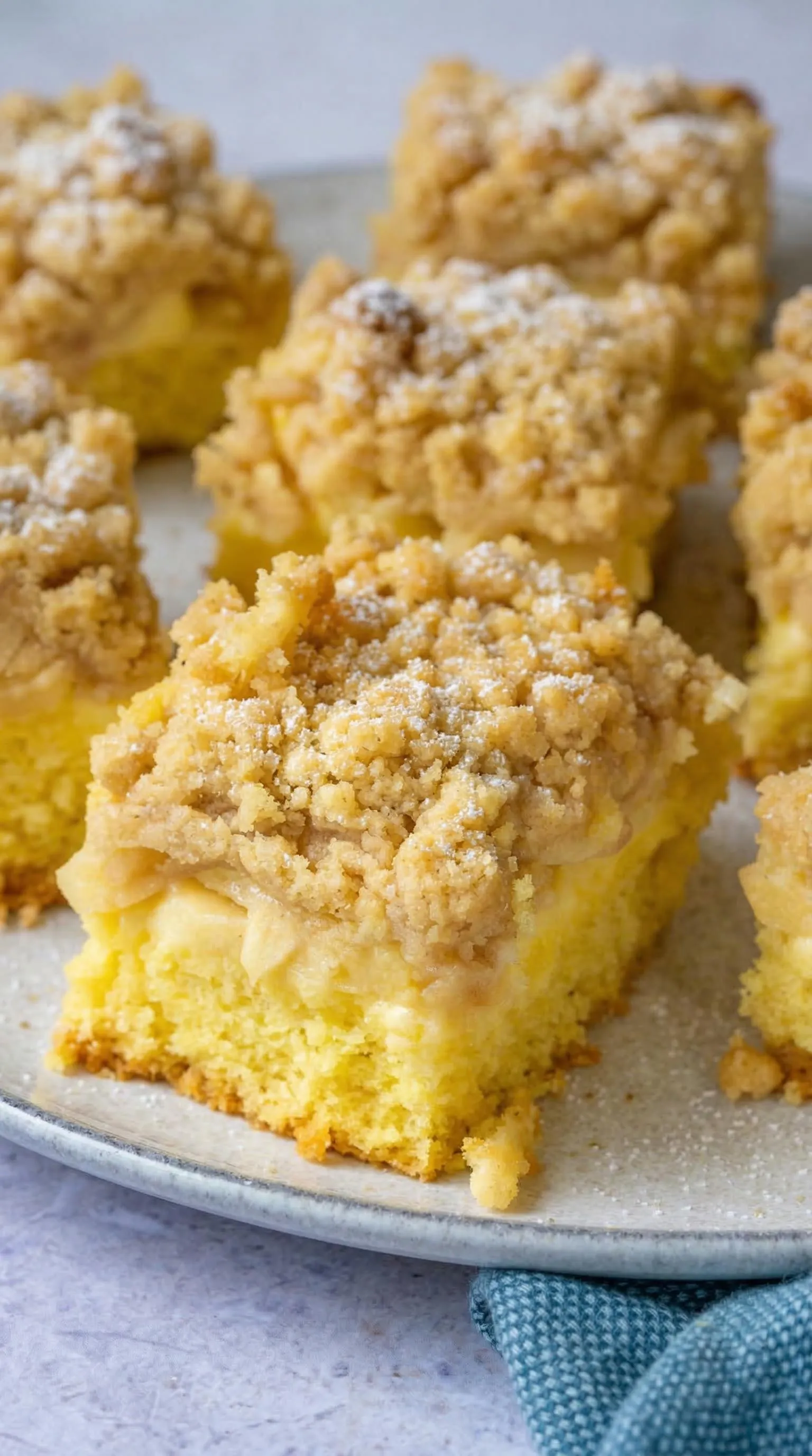 Ein St&uuml;ck Apfelkuchen mit Vanillepudding und Streuseln.