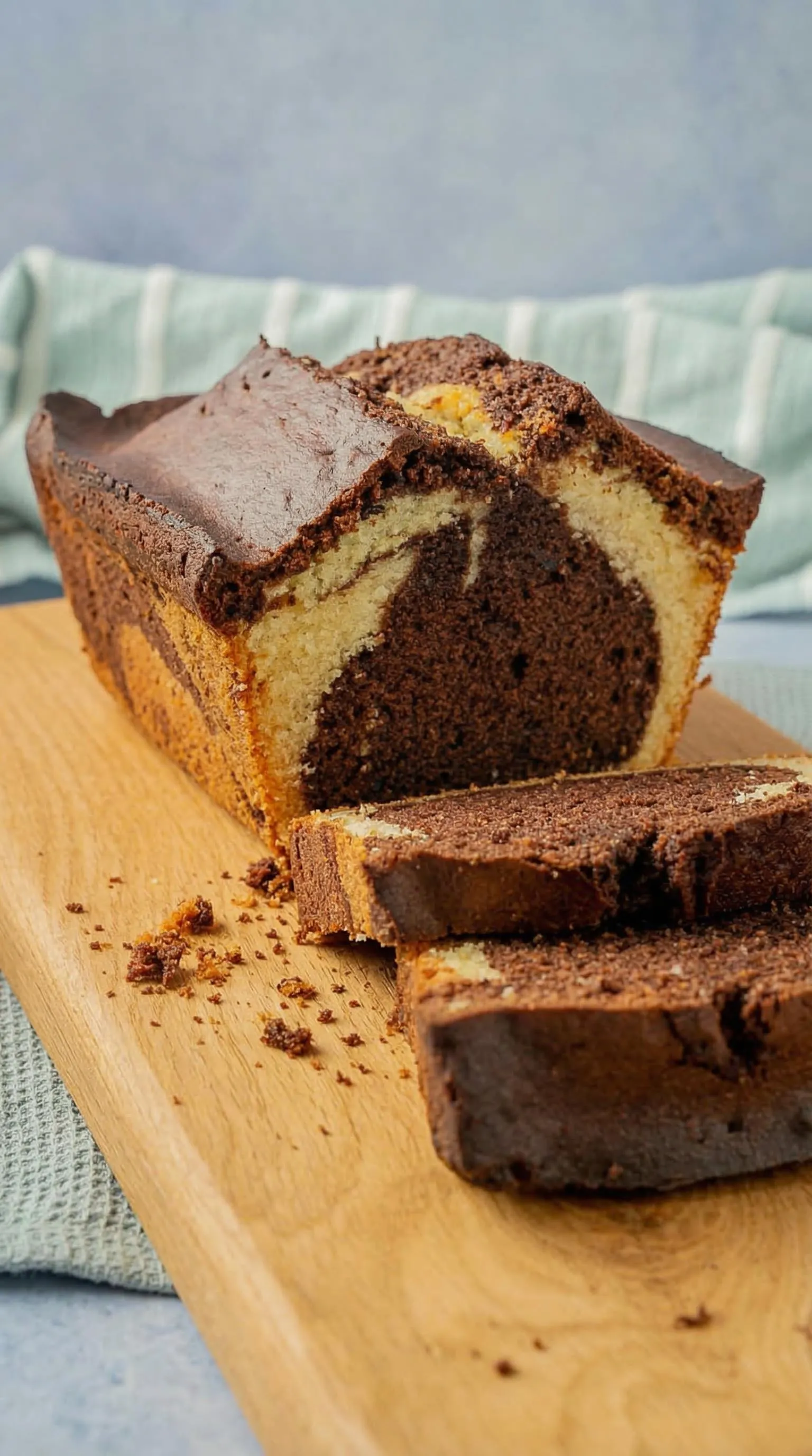 Ein Marmorkuchen auf einem Holzbrett.