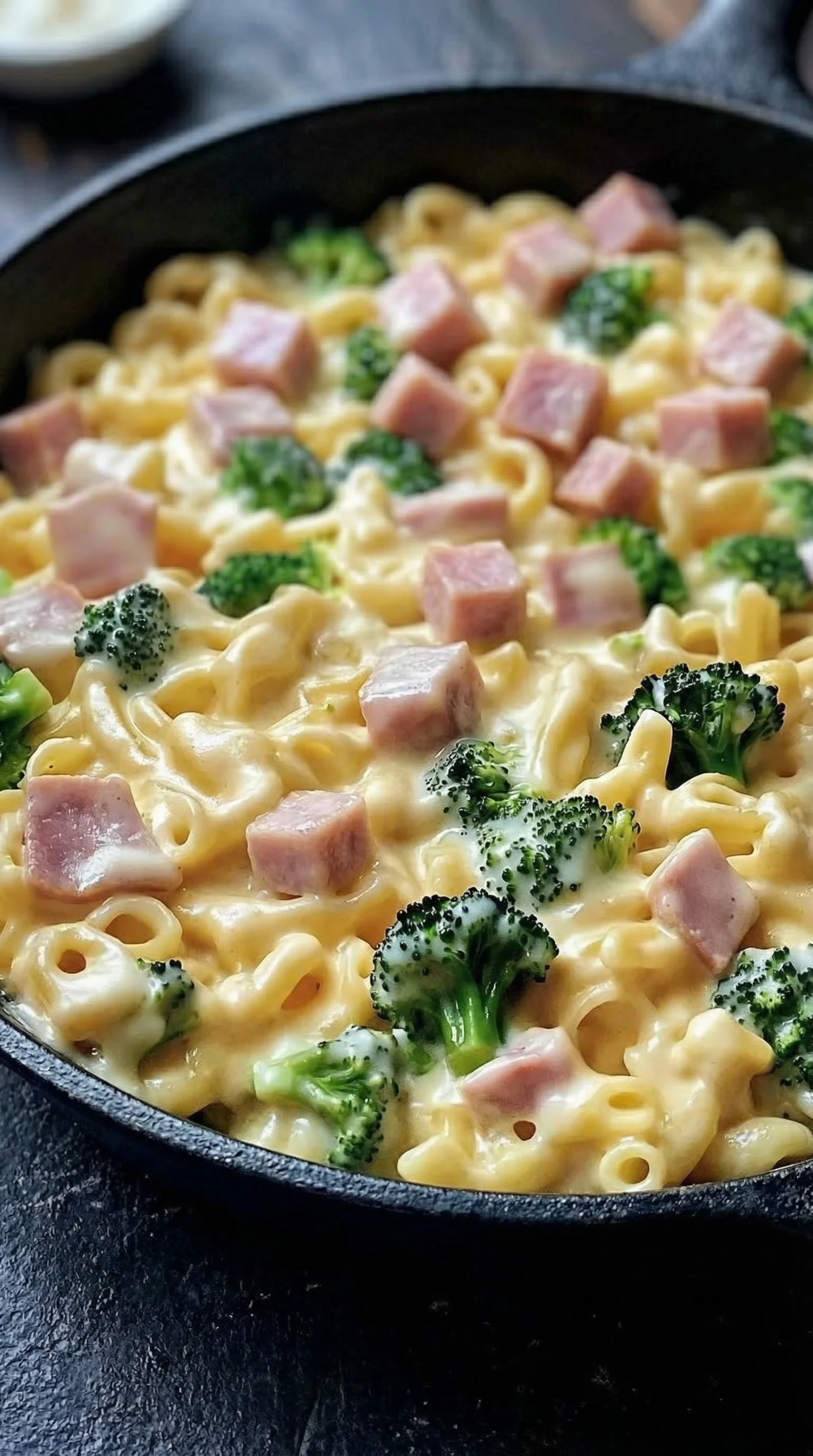 Eine Schüssel mit einer cremigen Brokkoli-Schinken-Pasta.