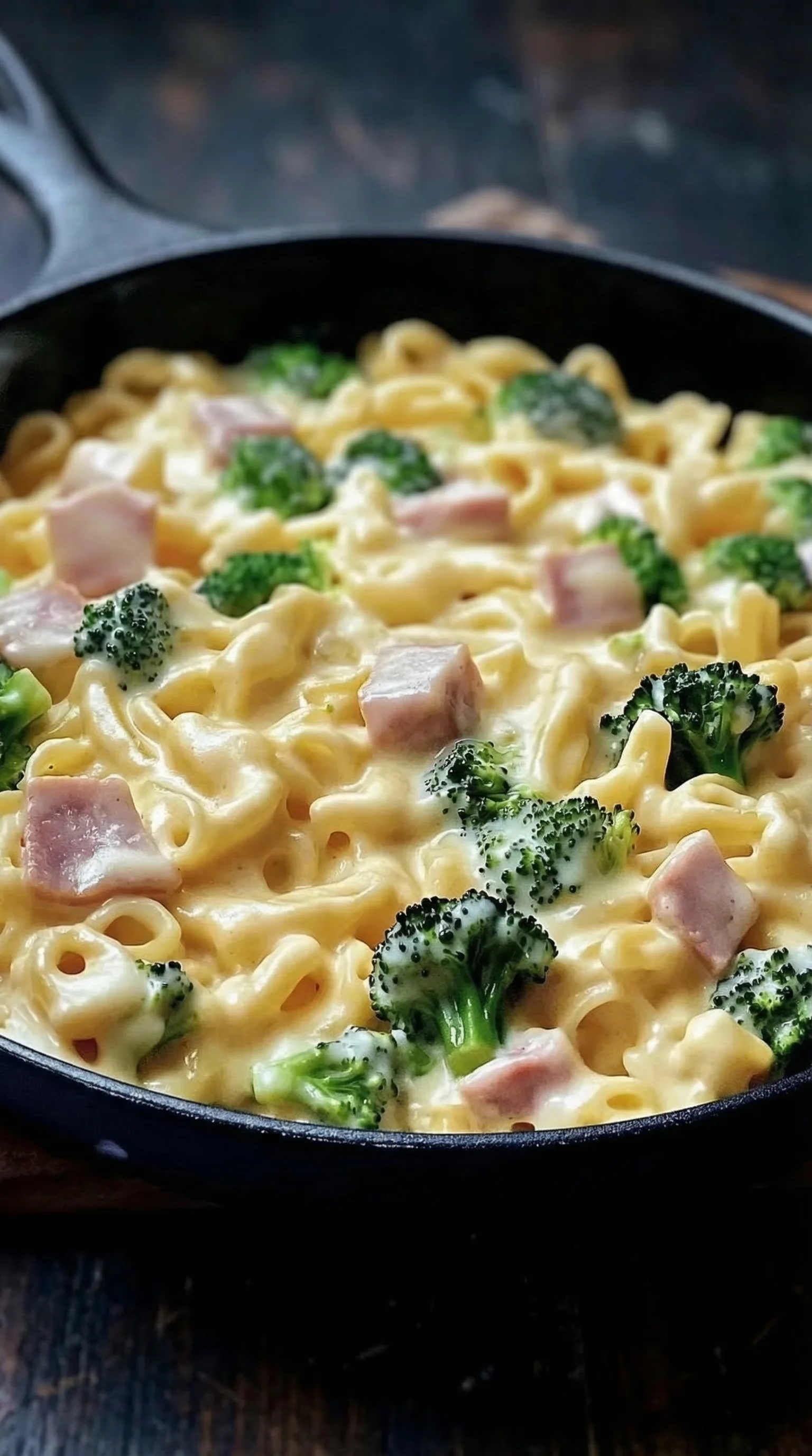 Eine Schüssel mit einer cremigen Brokkoli-Schinken-Pasta.