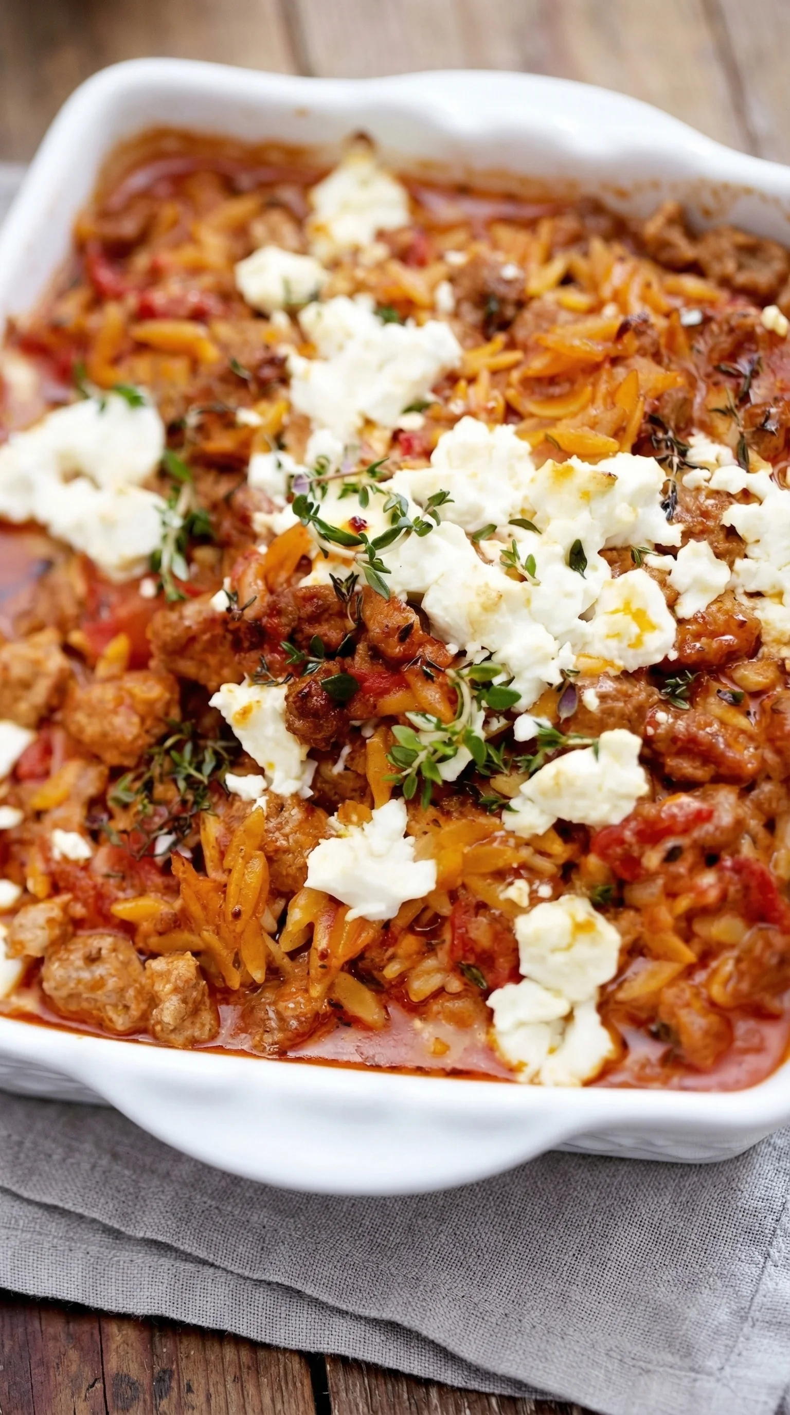 Ein Griechischer Hack-Nudel-Auflauf mit Feta.