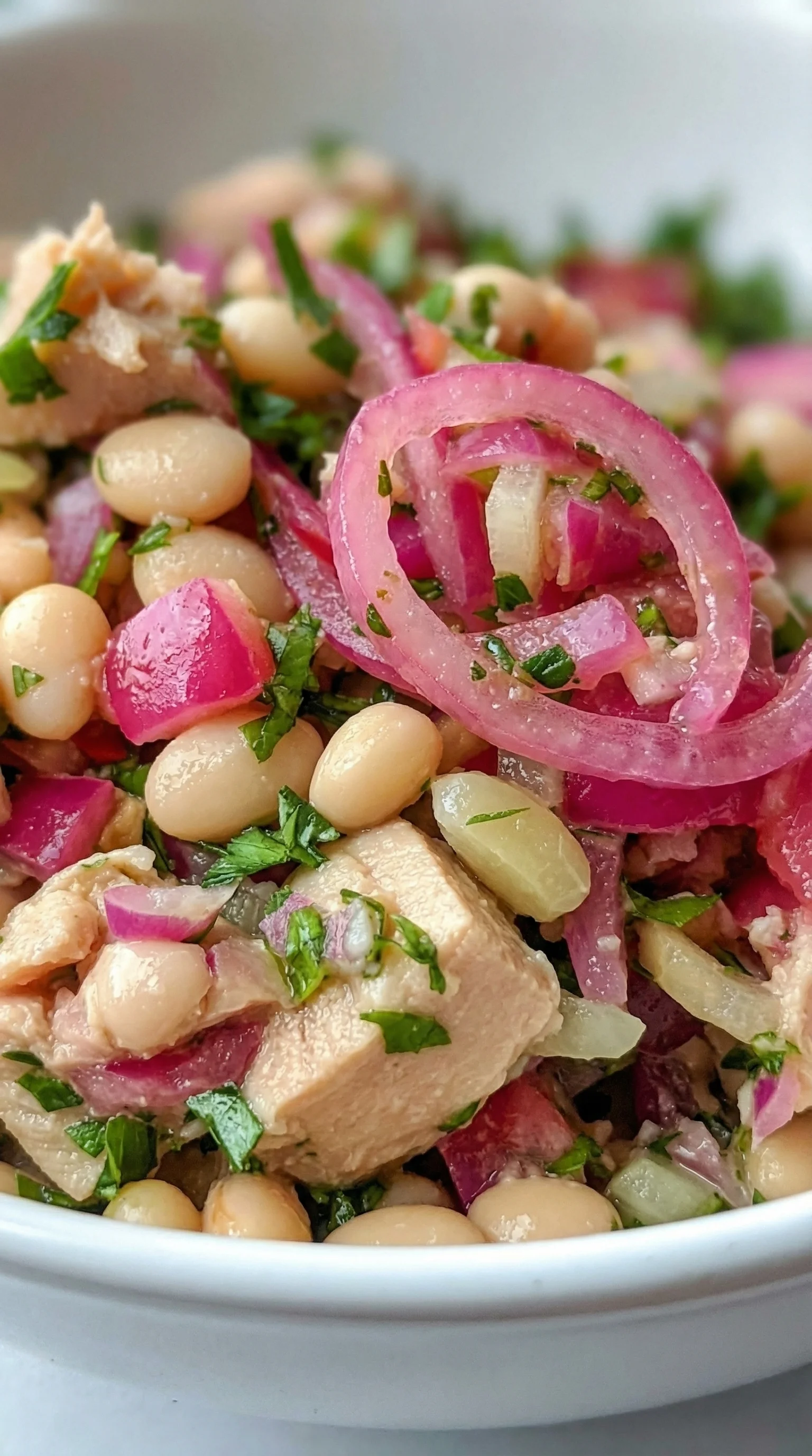 Ein Salat aus Thunfisch, Weißen Bohnen und Roten Zwiebeln.