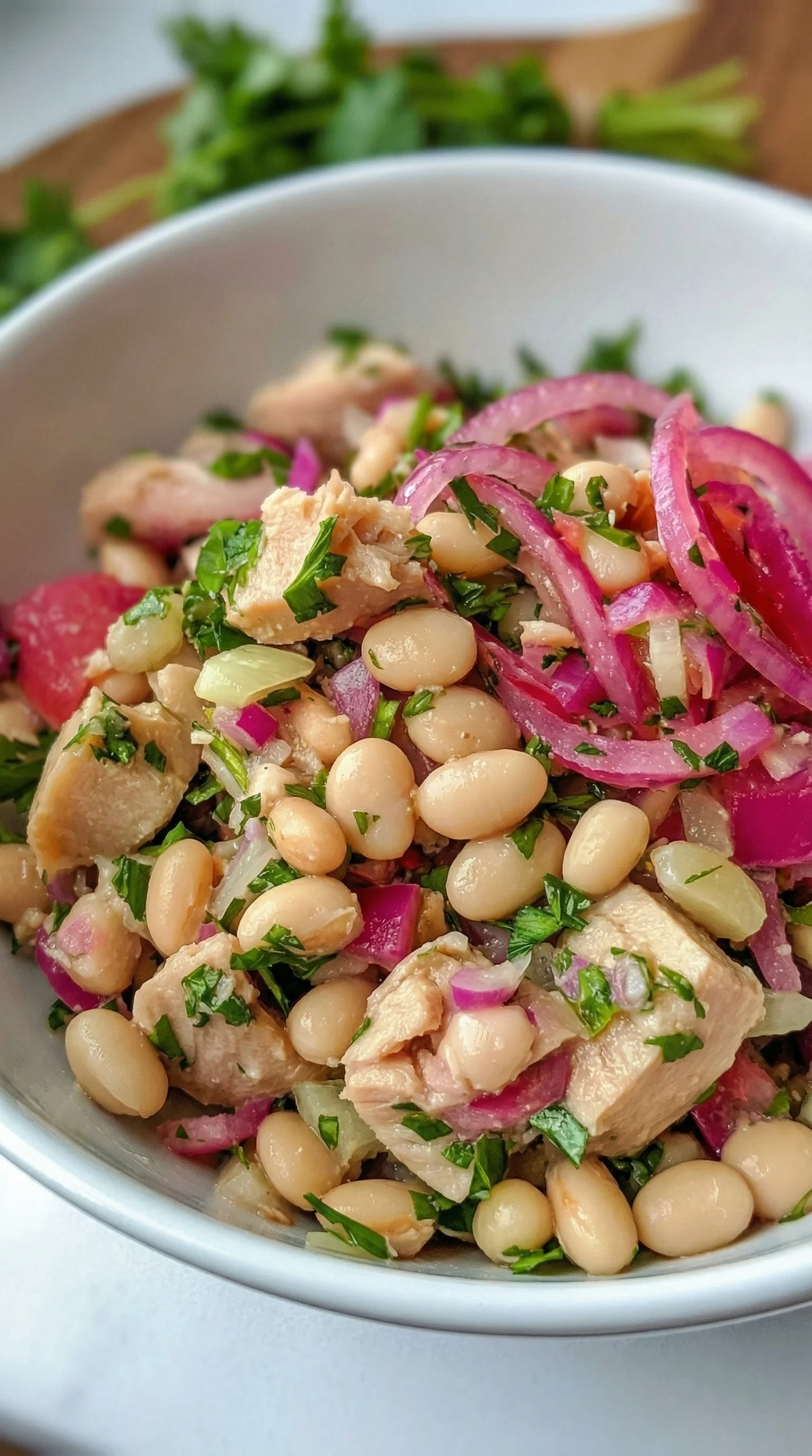 Ein Salat aus Thunfisch, Weißen Bohnen und Roten Zwiebeln.
