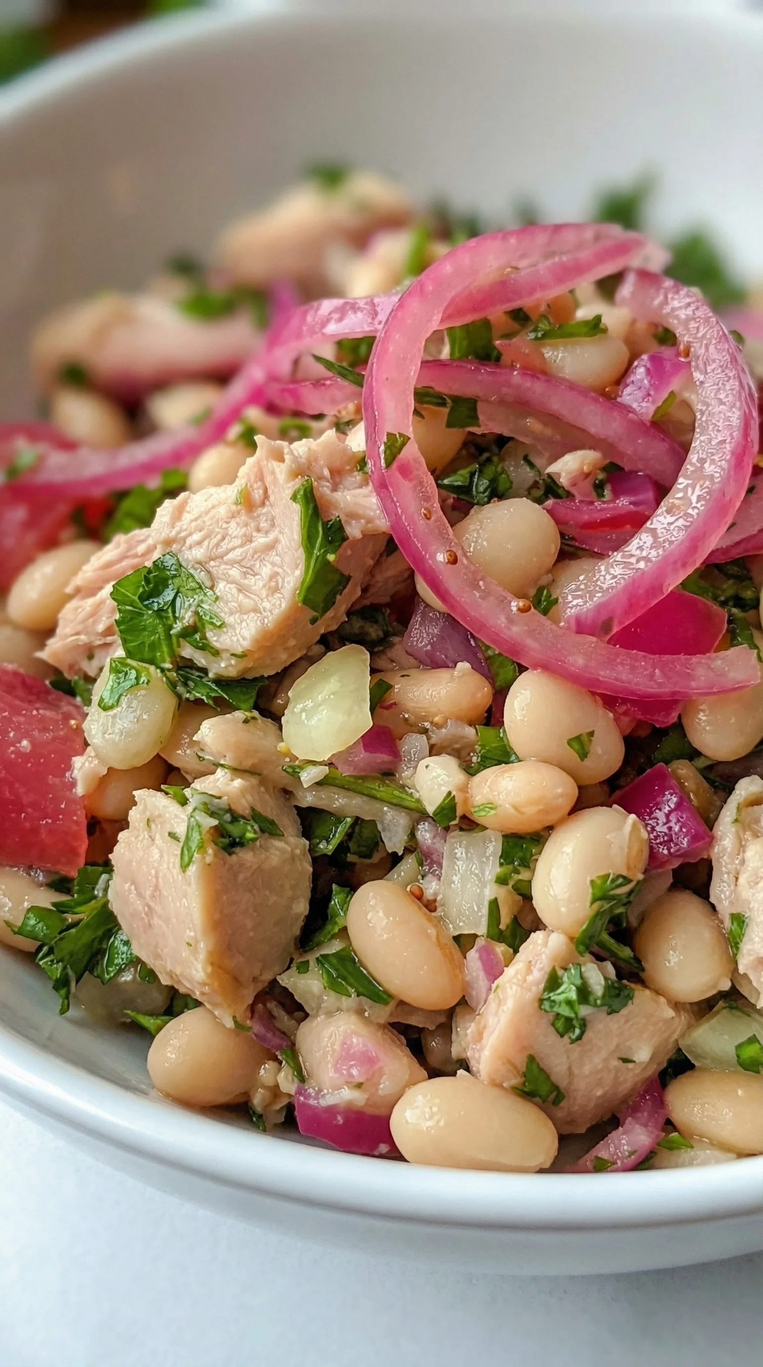 Ein Salat aus Thunfisch, Weißen Bohnen und Salat mit Eingelegten Roten Zwiebeln.