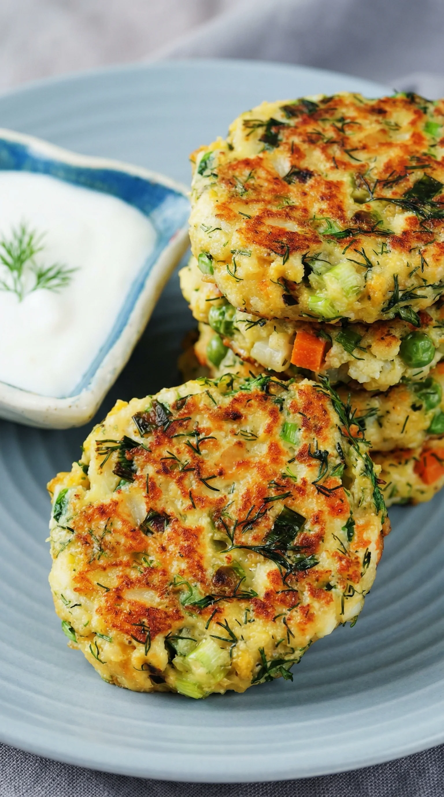 Schüssel mit Saftige Blumenkohl Frikadellen.