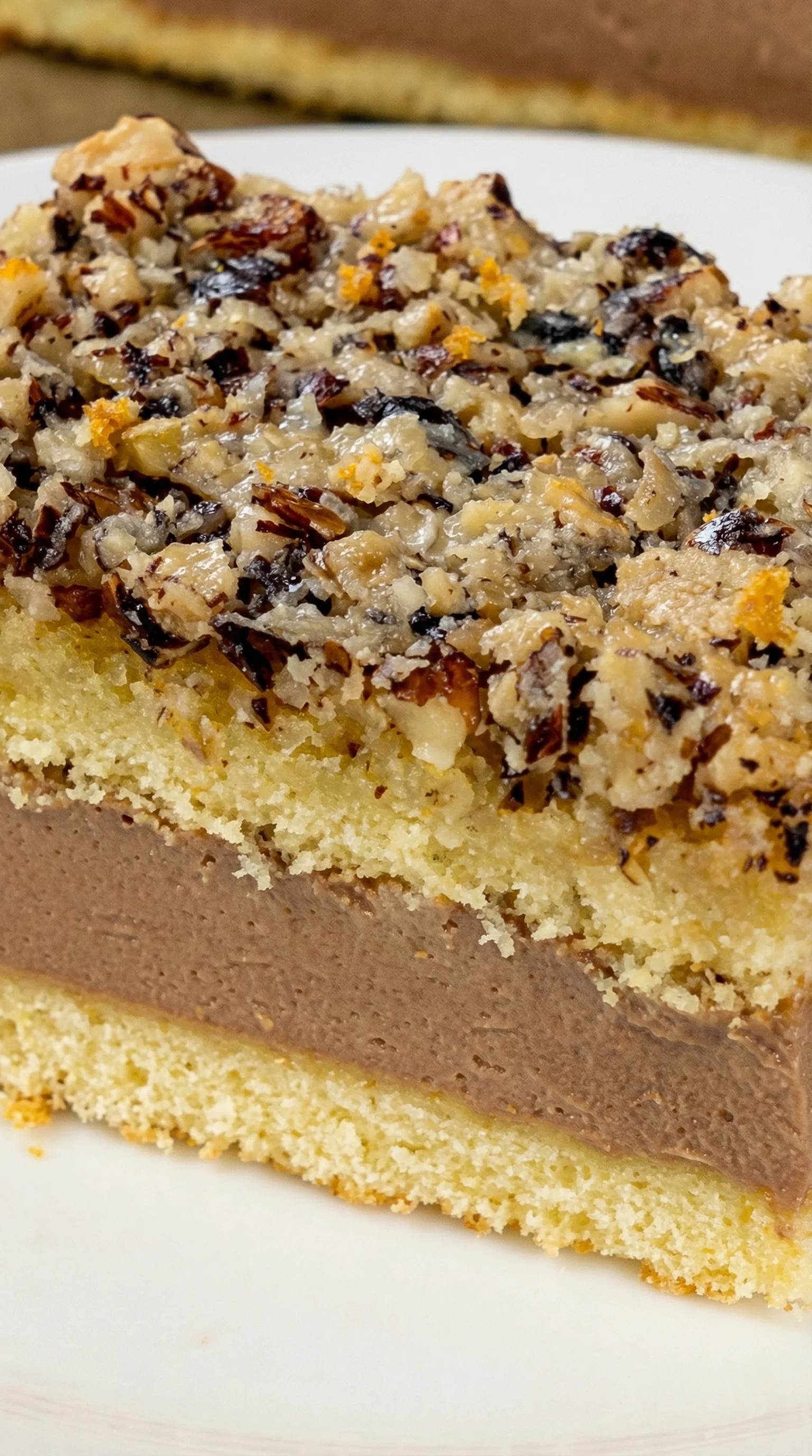 Ein Nusskuchen mit Nougatcreme.