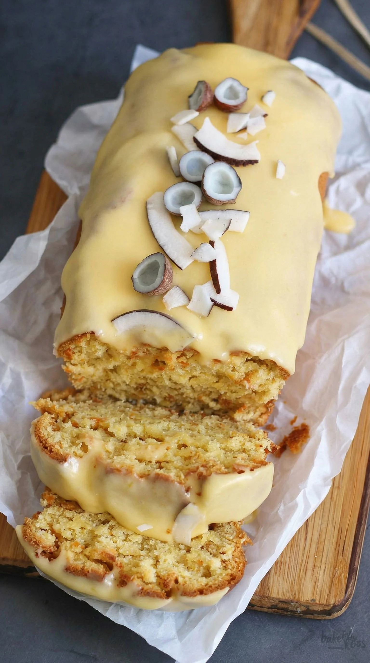 Ein Kastenkuchen mit Mango, Kokosnuss und Kokosnuss-Kernen auf einer Schüssel.