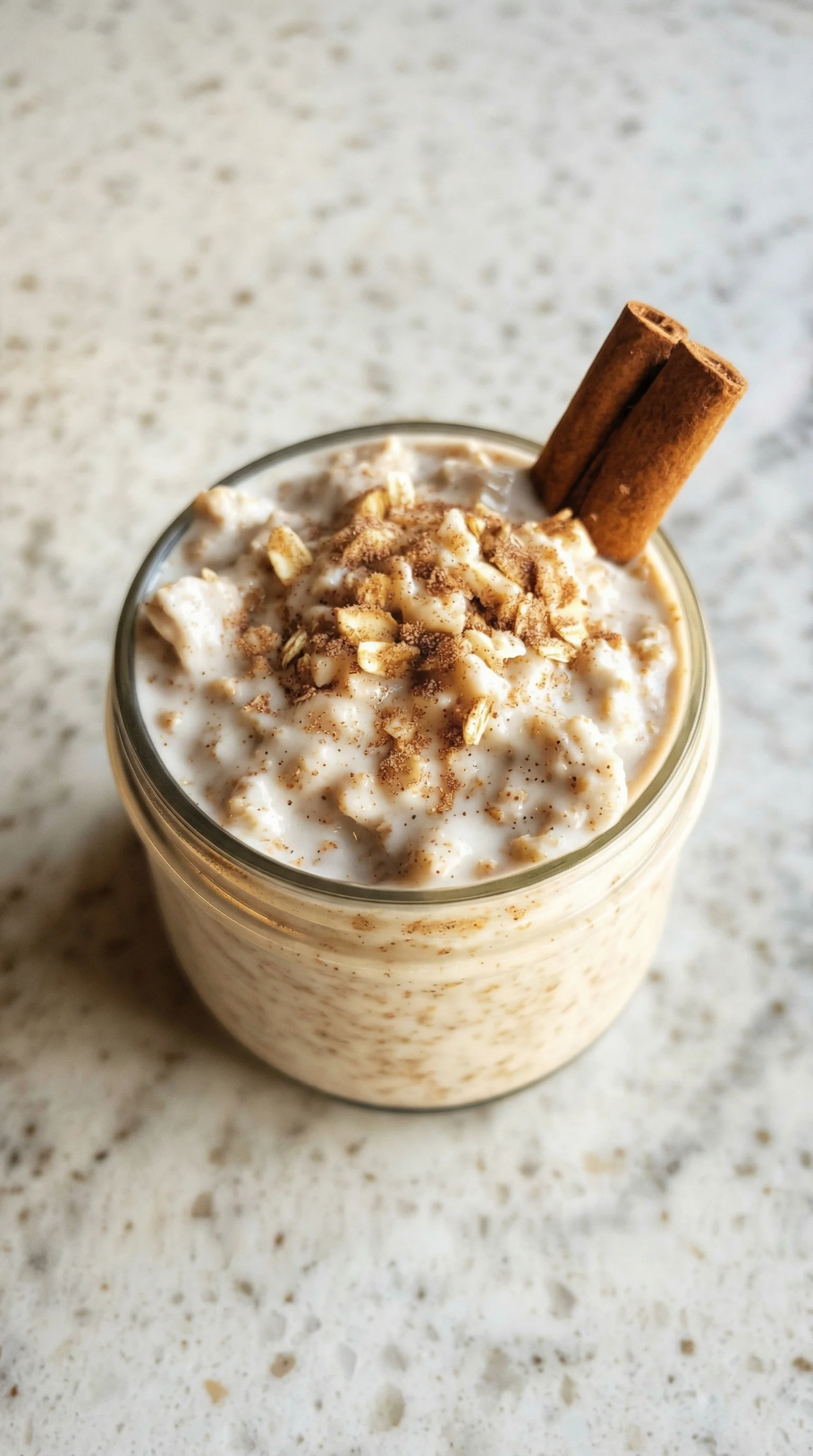 Ein Glas mit Cremige Zimtschnecken &uuml;bernachtet Haferflocken.
