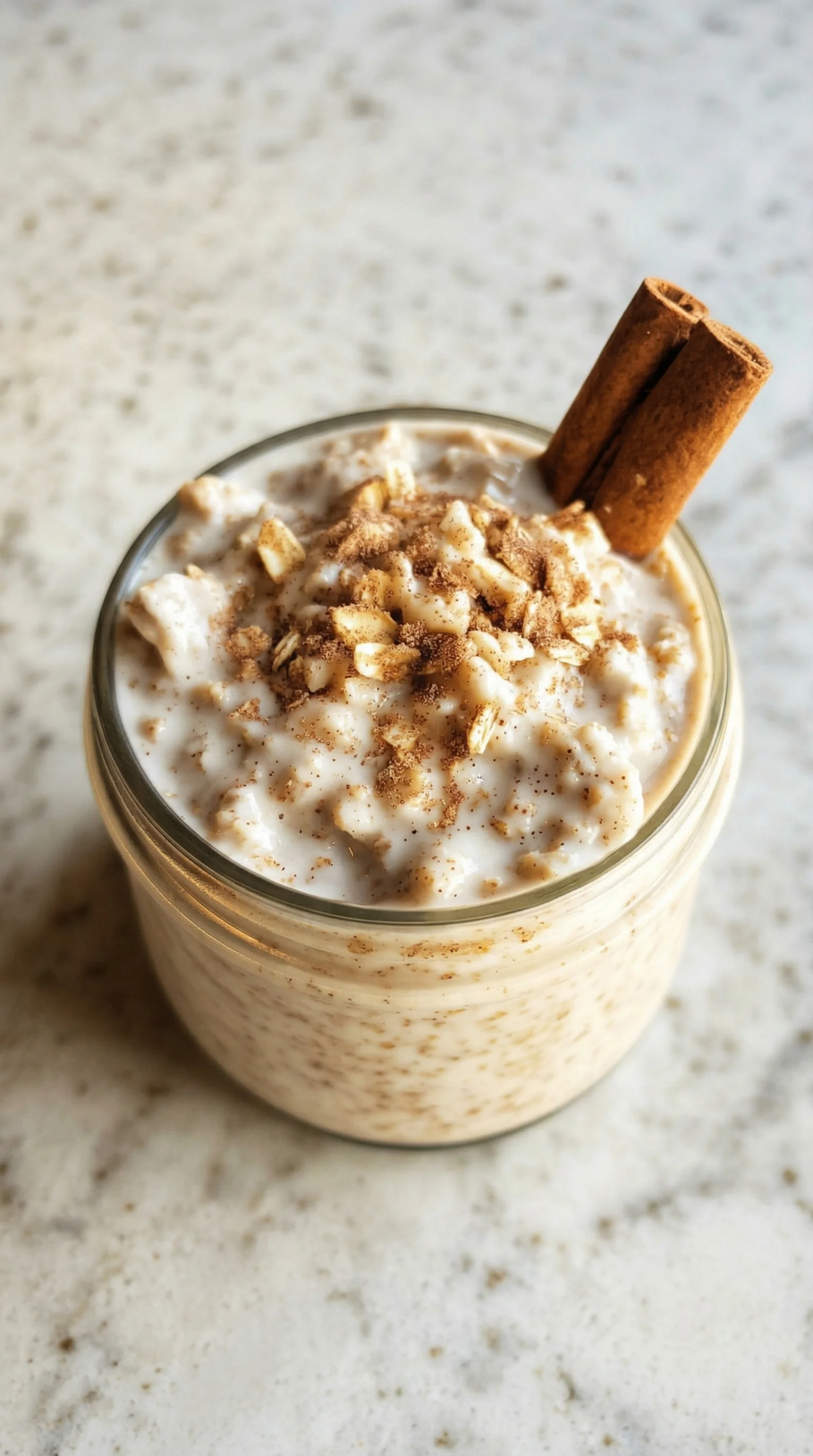 Ein Glas mit Cremige Zimtschnecken &uuml;bernachtet Haferflocken.