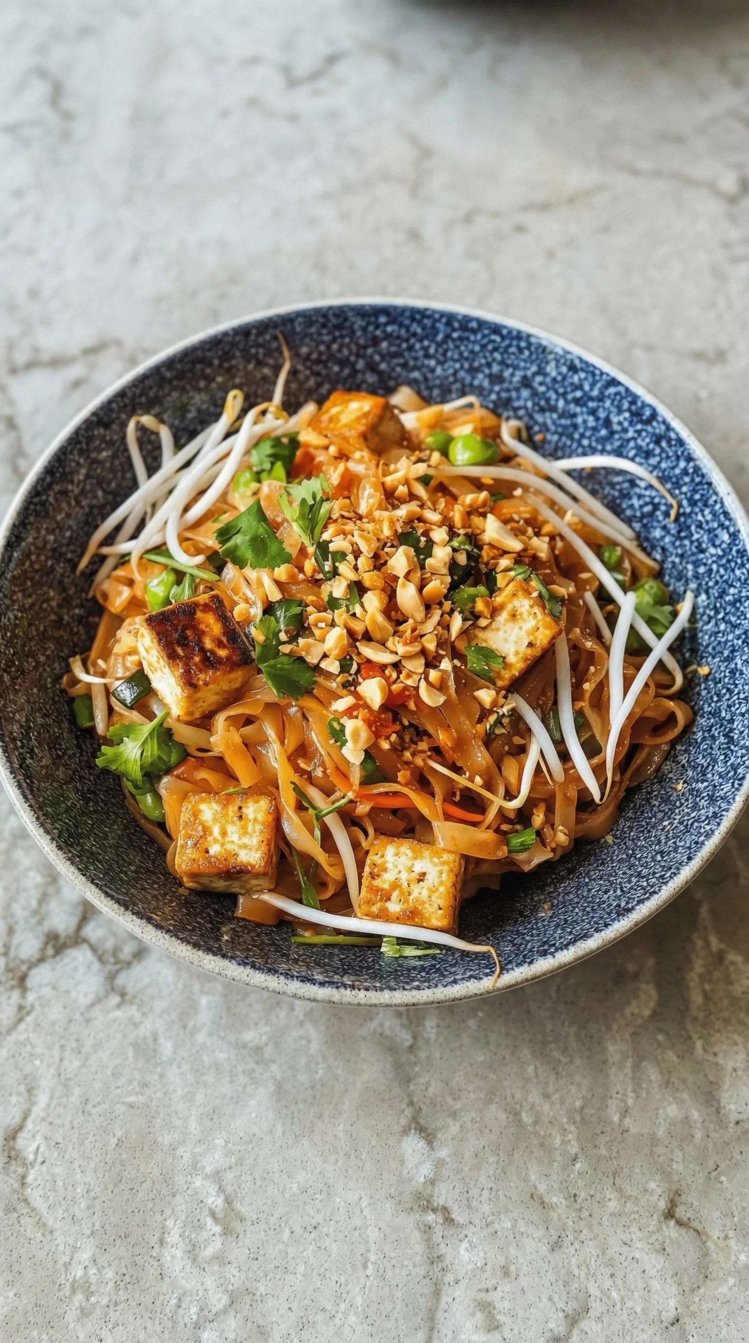 Ein Tofu Pad Thai in einem gläsernen Behälter.