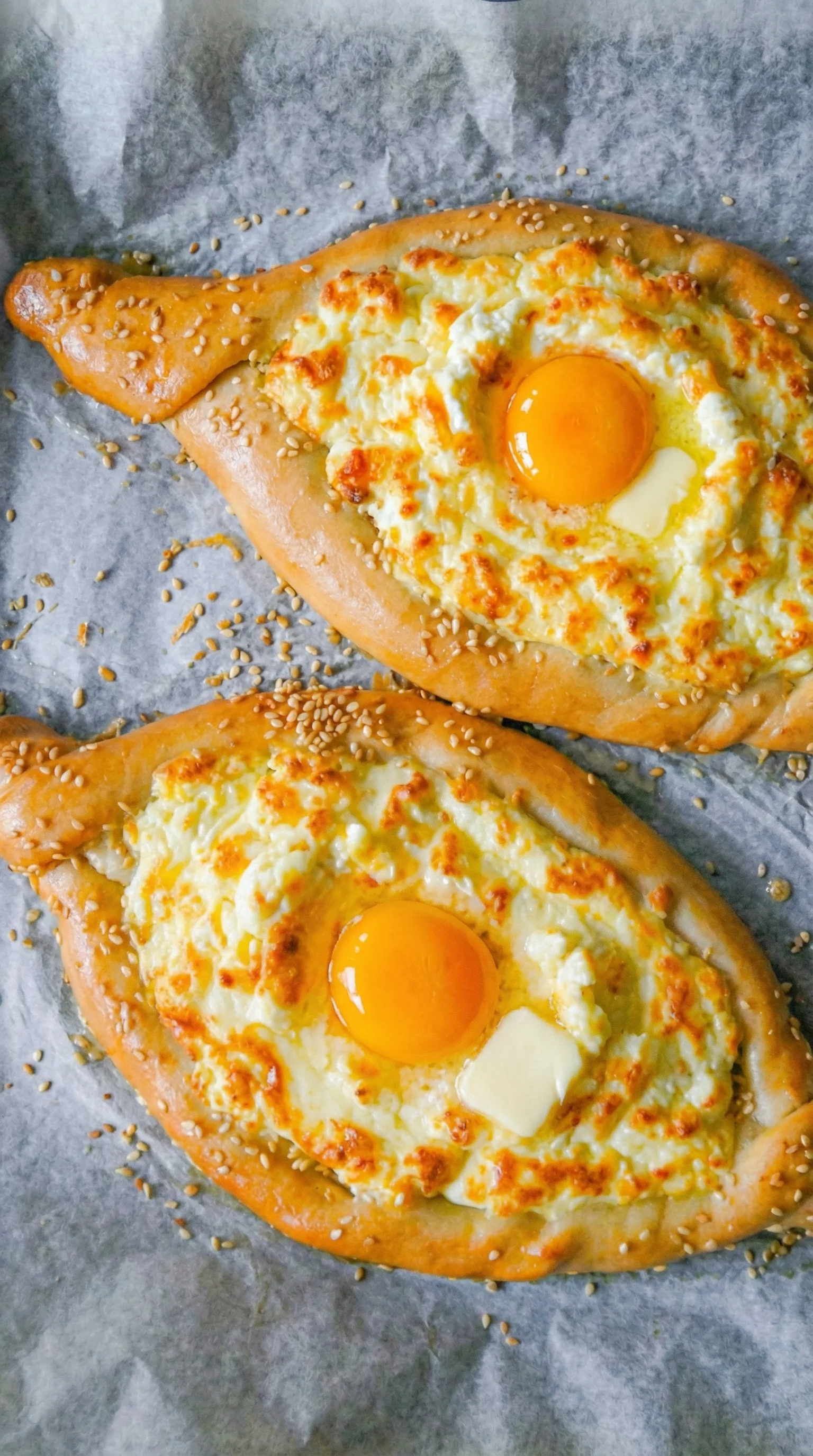 Ein Khachapuri, ein traditionelles georgisches Käsebrot, mit einem Ei in der Mitte.