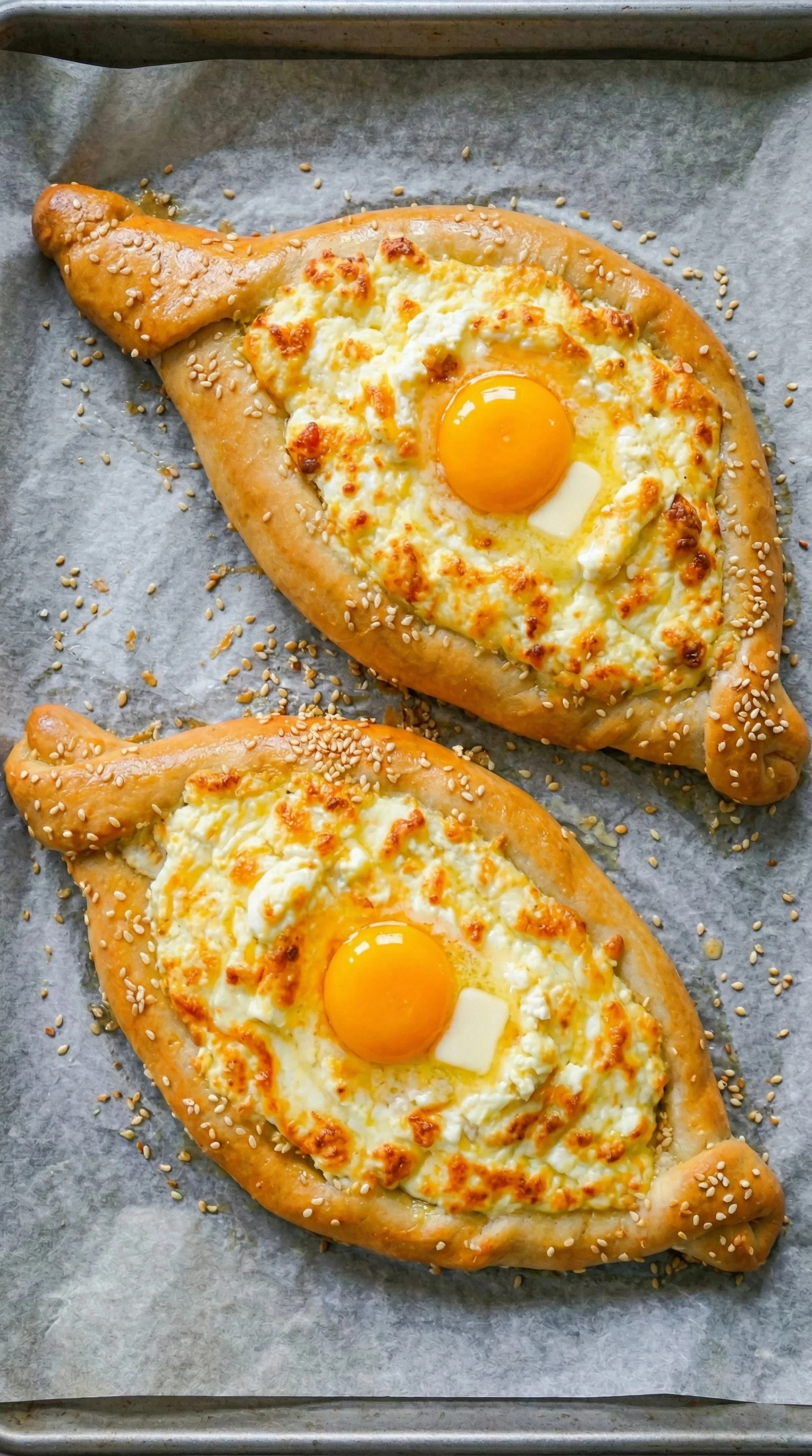 Ein Khachapuri, ein traditionelles georgisches Käsebrot, mit einem Ei in der Mitte.