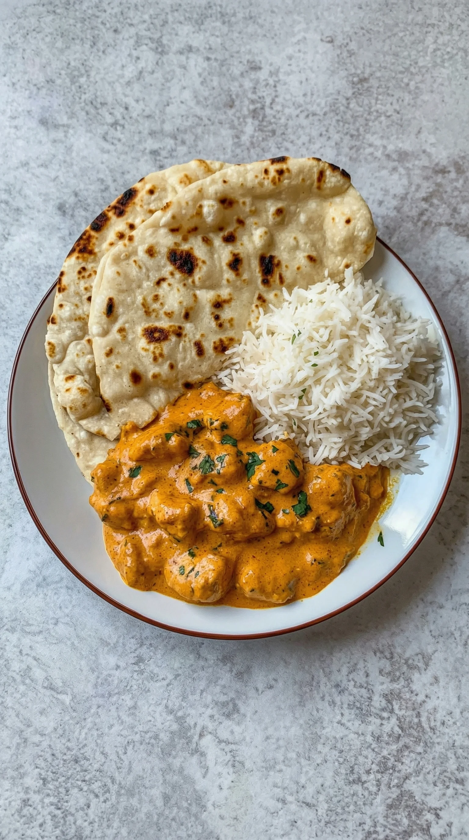 Ein Plate mit Butter Chicken Rezept und Rice.