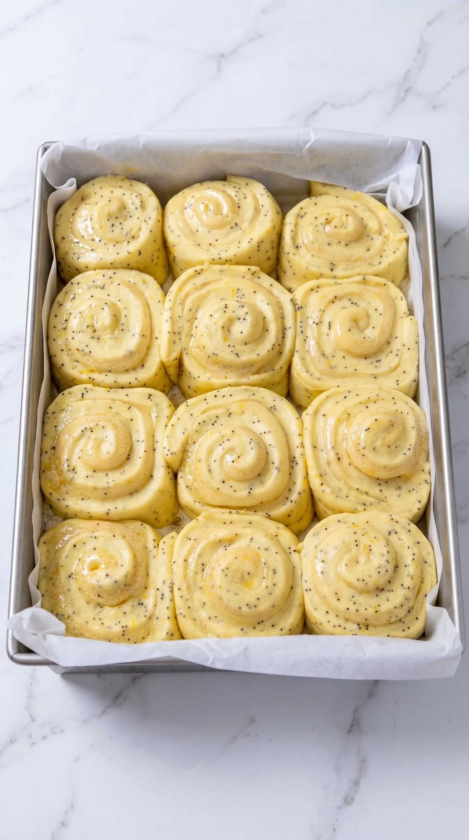 A tray of Zitronenbrötchen.