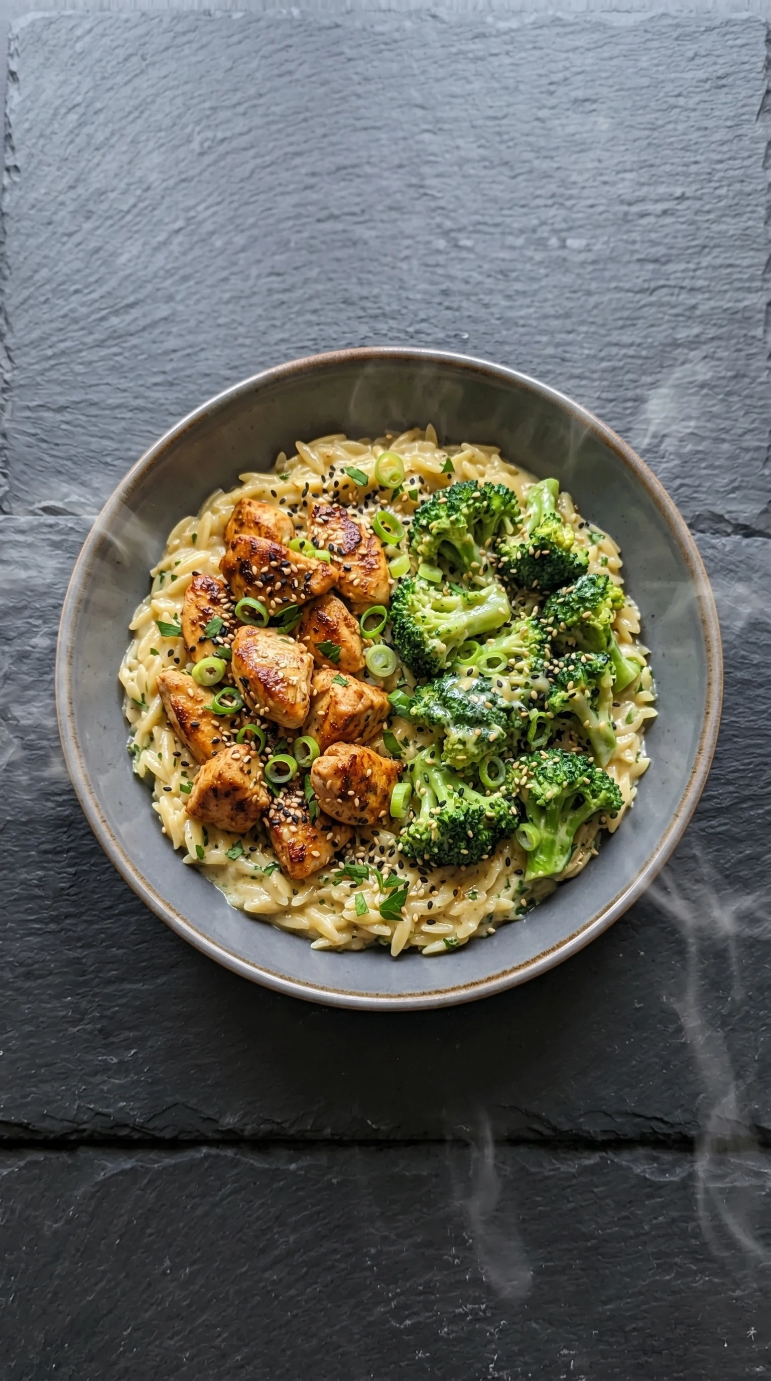 A plate of cremige hähnchen-brokkoli-orzo.