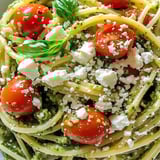 Eine Pasta-Auflaufform mit Pasta, Tomaten, Basilikum und Mozzarella.