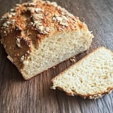 Ein Stück Brot auf einem Tisch.