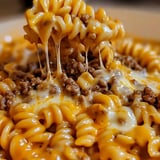 Eine Schüssel mit Penne-Nudeln und Käse.