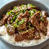 Ein Schalen mit Rice und Beef-Stir-Fry.