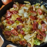 Ein Schmelztopf mit einer Mischung aus Zwiebeln, Linsen, Rindfleisch und Zwiebeln.
