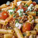 Ein Bild von Penne mit Tomaten, Mozzarella und Rinderfleisch.